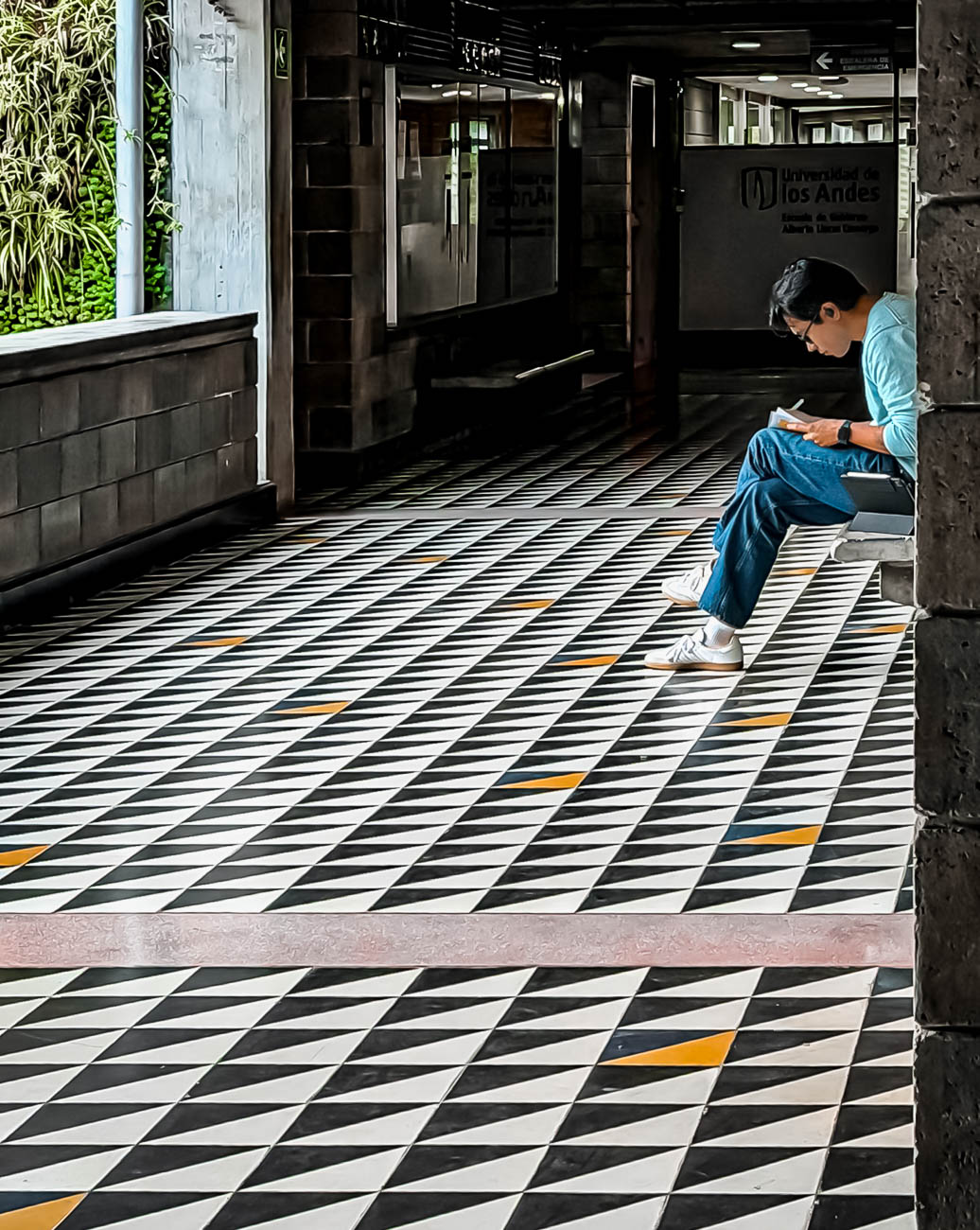 Juanda reflexionando en la Universidad de los Andes